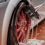 Myjnie samochodowe samoobsługowe – jak działają i co warto o nich wiedzieć?