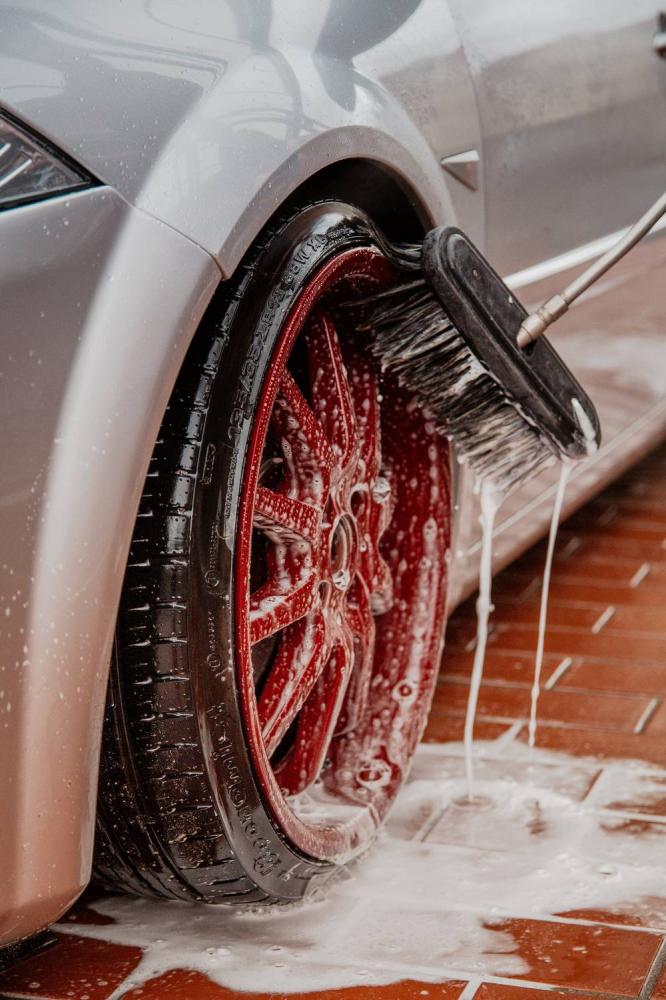 Myjnie samochodowe samoobsługowe – jak działają i co warto o nich wiedzieć?